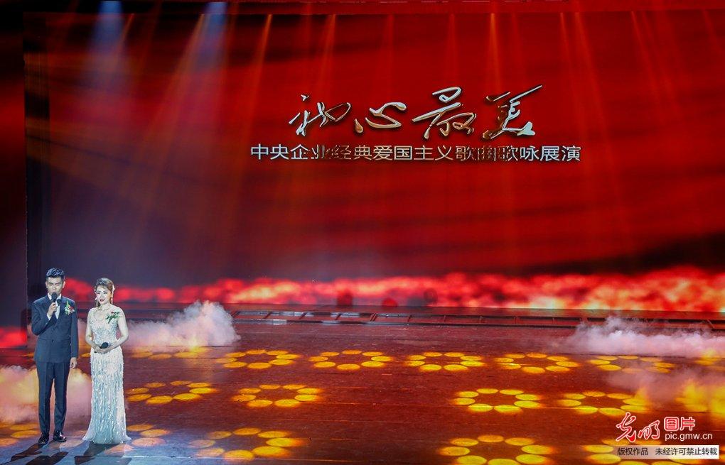 神操作!无人机应用技能赛,在狭小空间内,飞手精准操控